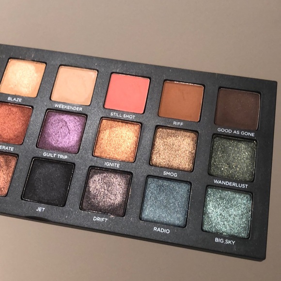 Urban Decay BORN TO RUN eyeshadow palette - Picture 4 of 5